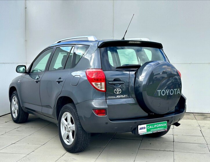 Toyota RAV4 SUV 2,2 l 100 kw