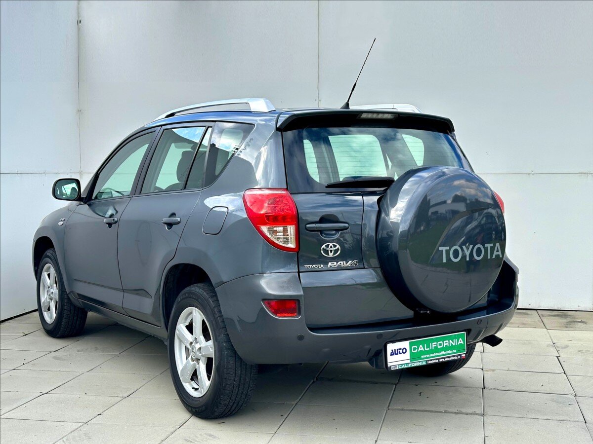 Toyota RAV4 SUV 2,2 l 100 kw