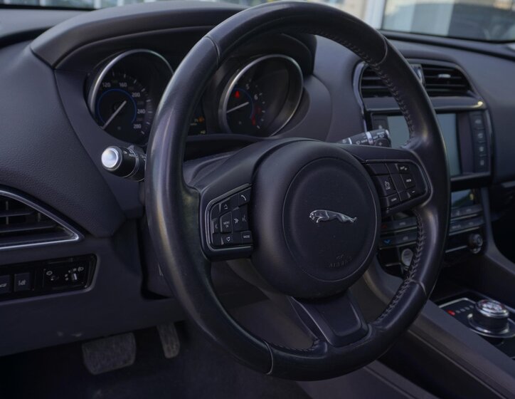 Jaguar F-Pace SUV / Terénní 2,0 l 184 kw