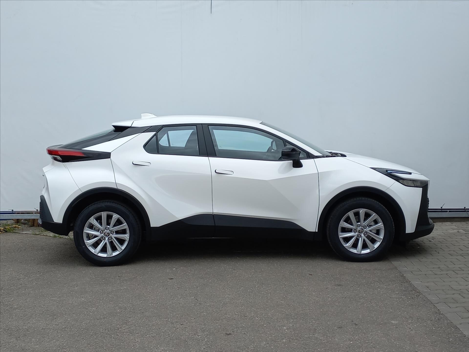 Toyota C-HR CUV 1,8 l 72 kw