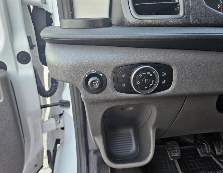 Ford Transit 9