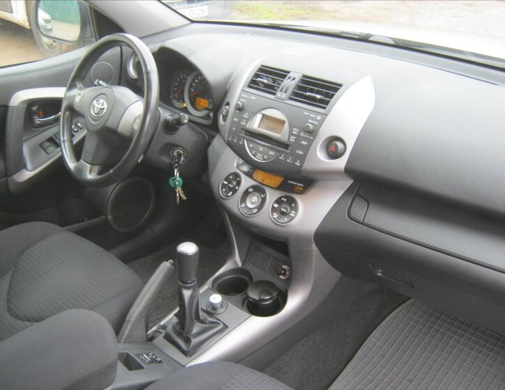 Toyota RAV4 Kombi 2,0 l 112 kw