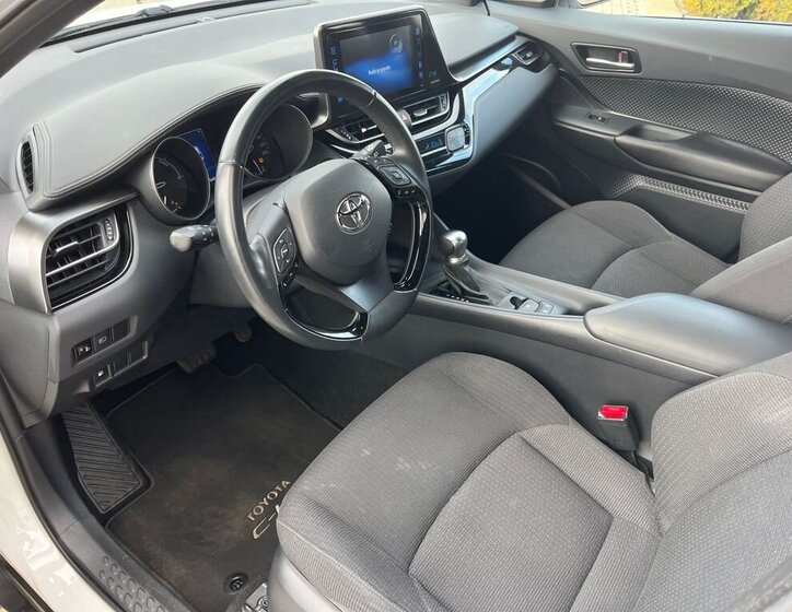 Toyota C-HR SUV / Terénní 1,8 l 72 kw