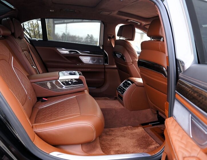 BMW Řada 7 Sedan / Limuzína 6,6 l 430 kw