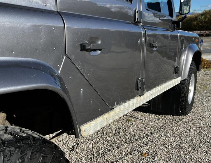 Land Rover Defender 21