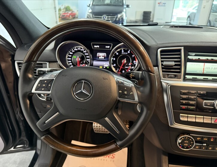 Mercedes-Benz GL 10