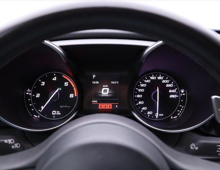 Alfa Romeo Giulia Sedan / Limuzína 2,1 l 110 kw