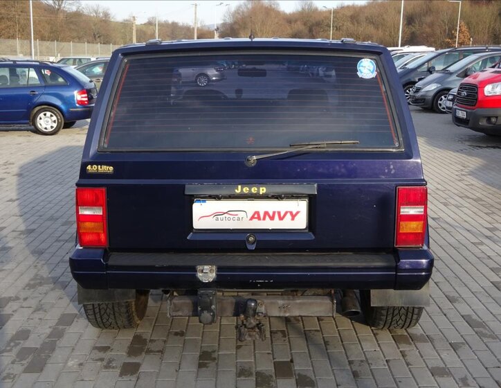 Jeep Cherokee SUV 4,0 l 136 kw