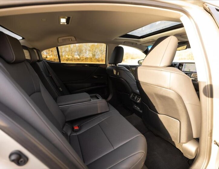 Lexus ES 300h Sedan / Limuzína 2,5 l 160 kw