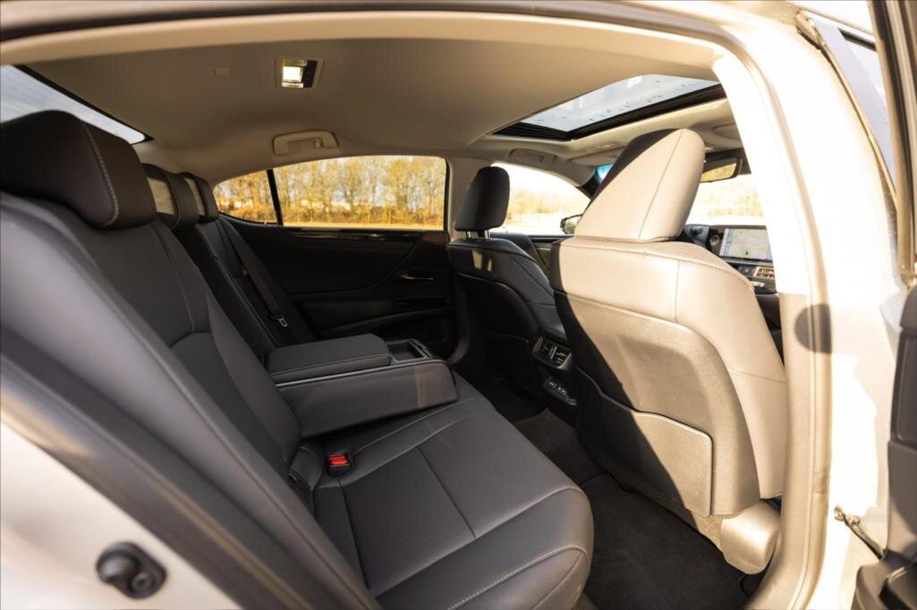 Lexus ES 300h Sedan / Limuzína 2,5 l 160 kw