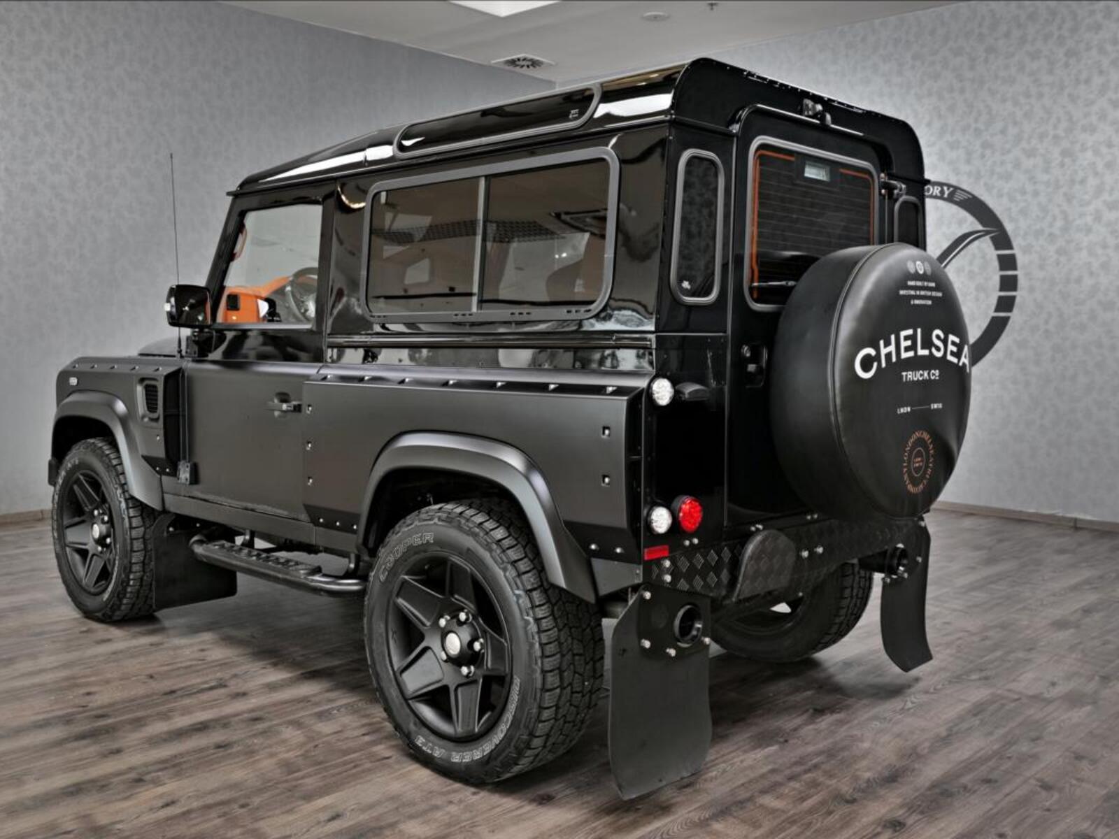 Land Rover Defender 5