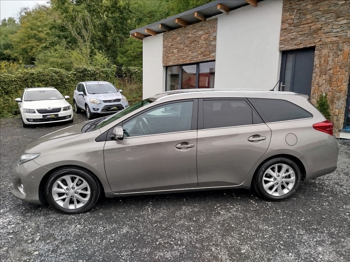 Toyota Auris Kombi 2,0 l 91 kw