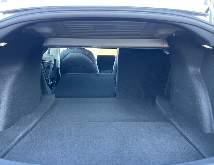 Tesla Model 3 Sedan / Limuzína 0,0 208 kw