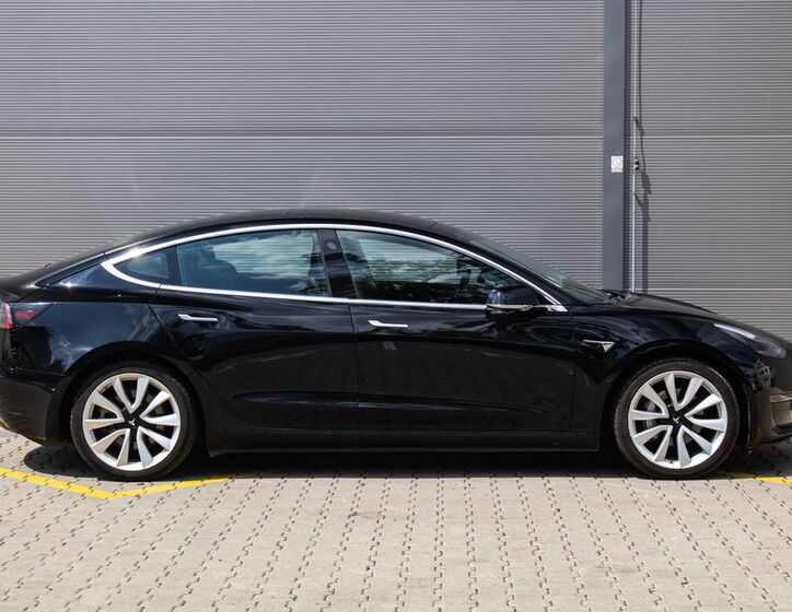 Tesla Model 3 4