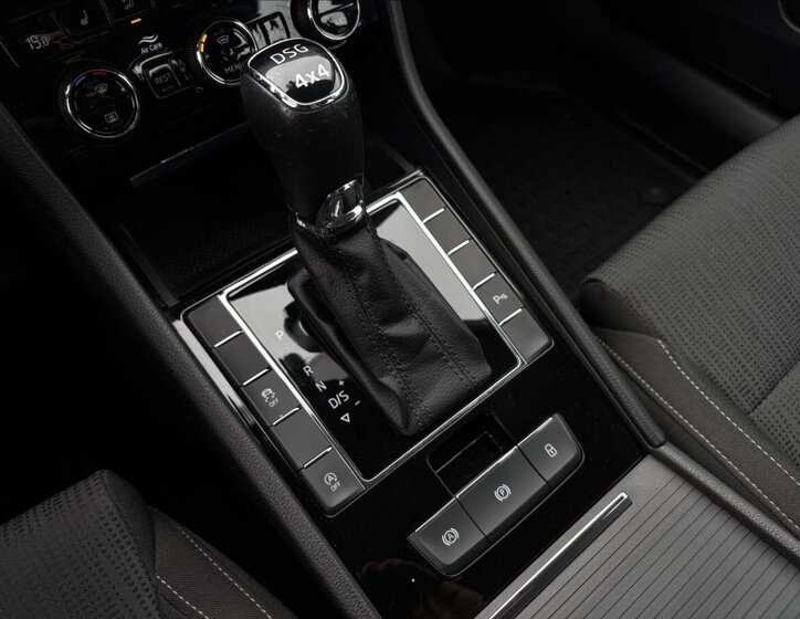 Škoda Superb Sedan / Limuzína 2,0 l 140 kw