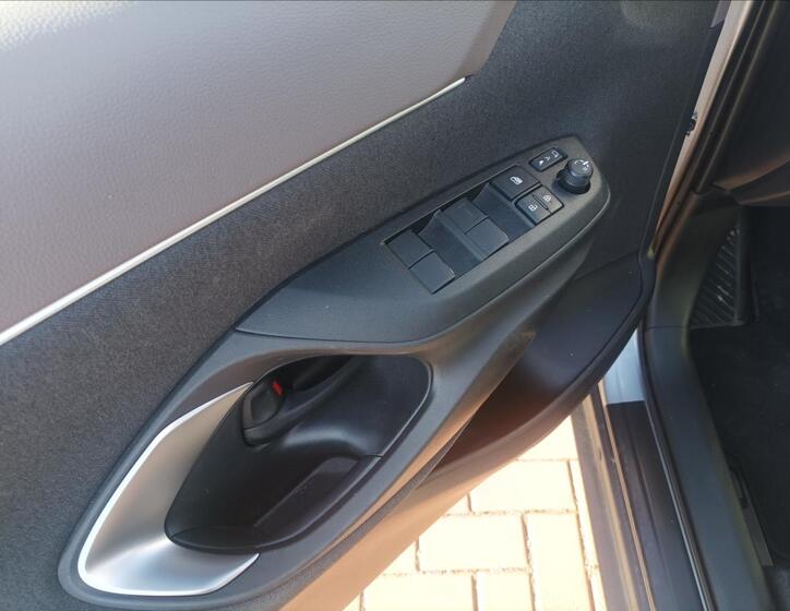 Toyota Yaris Cross 8