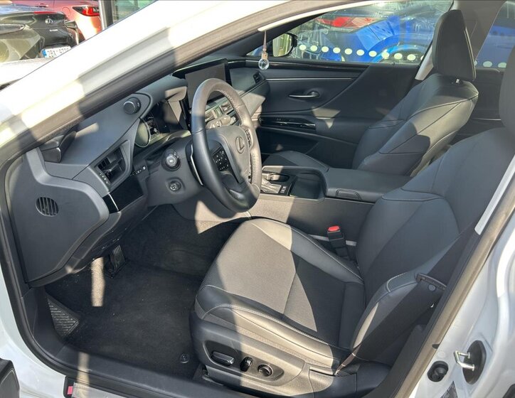 Lexus ES 300h Sedan / Limuzína 2,5 l 160 kw