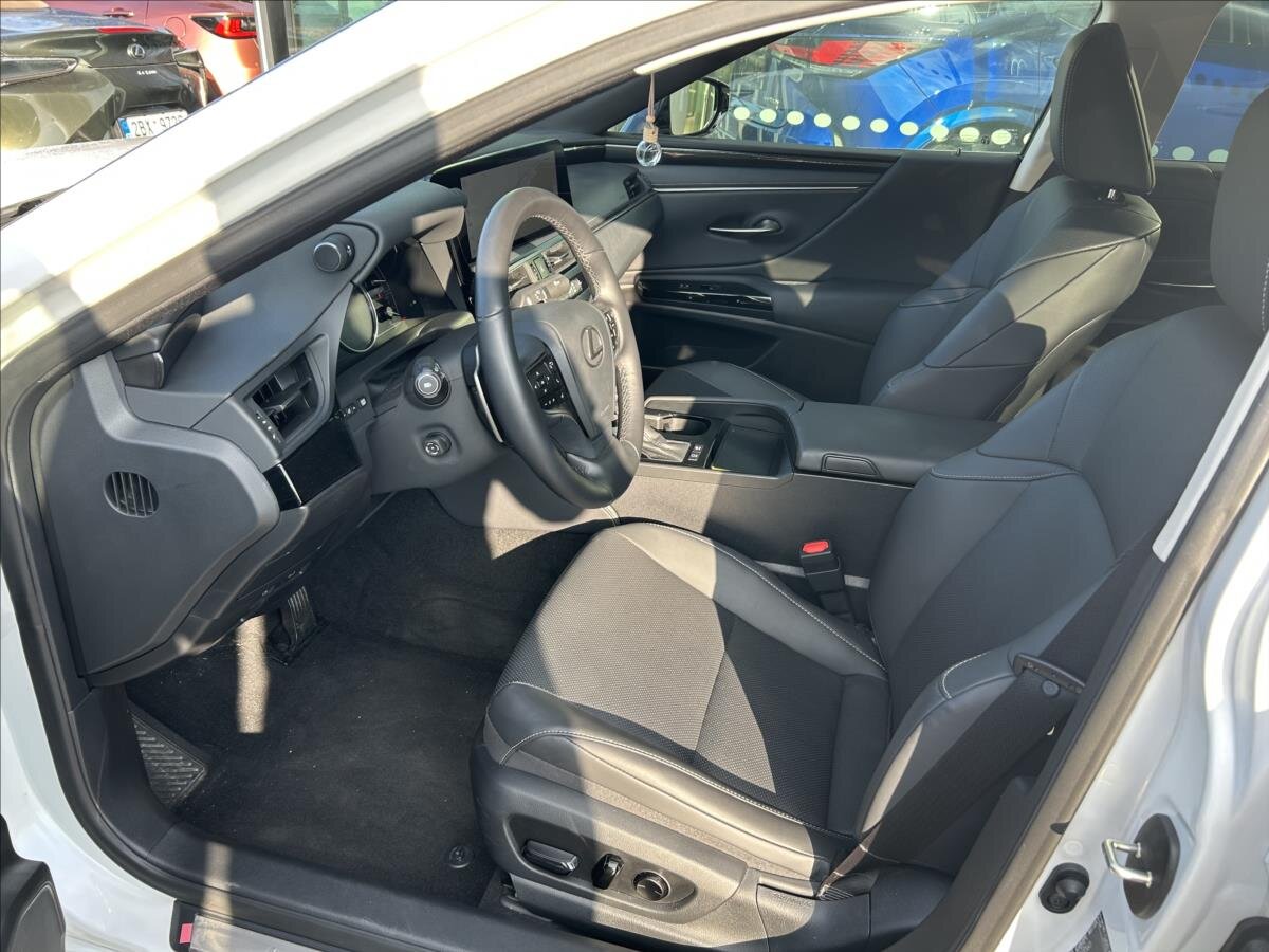 Lexus ES 300h Sedan / Limuzína 2,5 l 160 kw