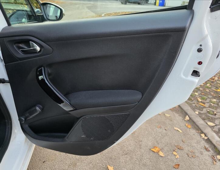 Peugeot 208 26