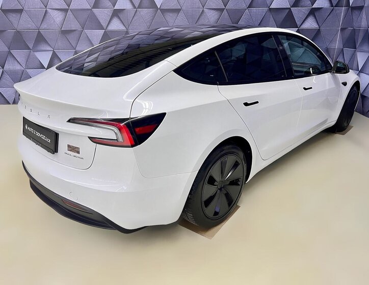 Tesla Model 3 Sedan 0,0 324 kw