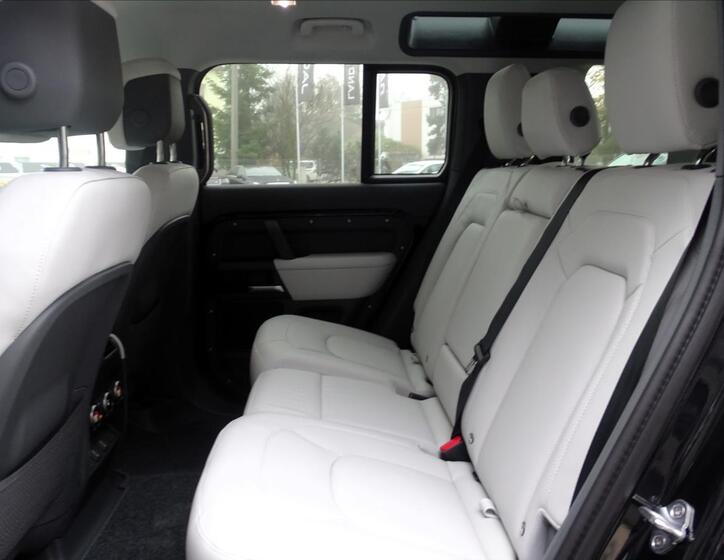 Land Rover Defender 33