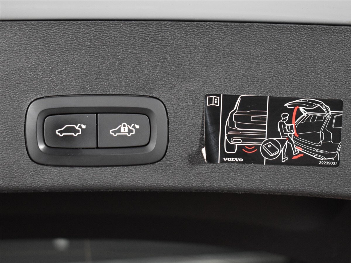 Volvo XC40 SUV / Terénní 2,0 l 145 kw