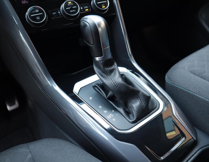 Volkswagen T-Roc CUV / Crossover 1,5 l 110 kw