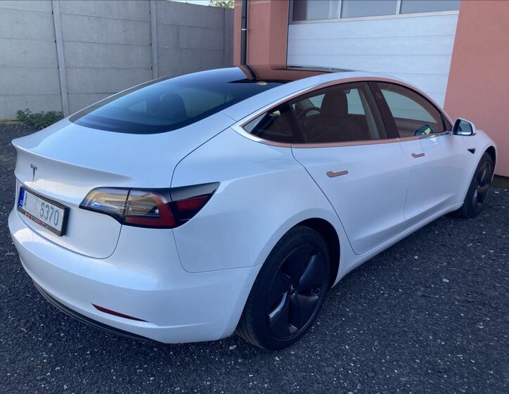 Tesla Model 3 Sedan 0,0 208 kw