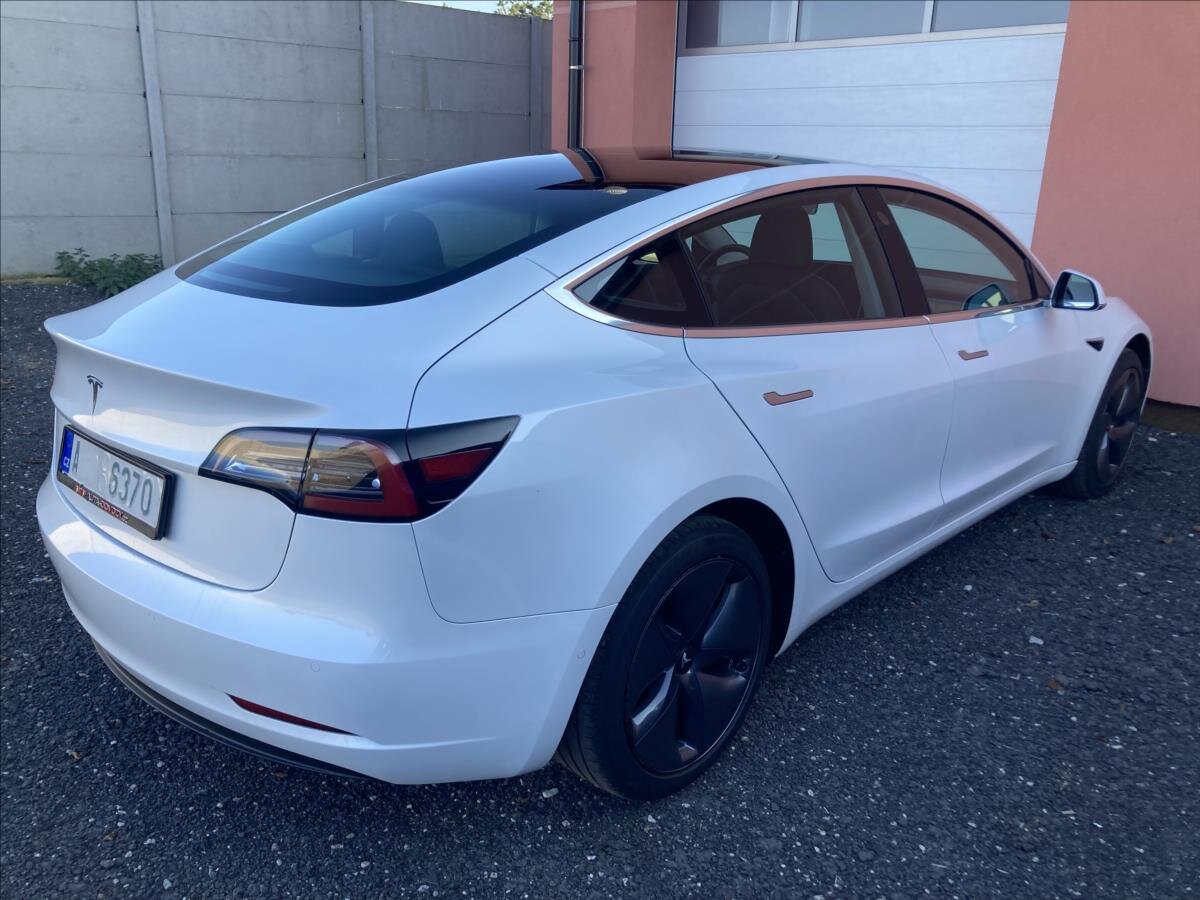 Tesla Model 3 Sedan 0,0 208 kw