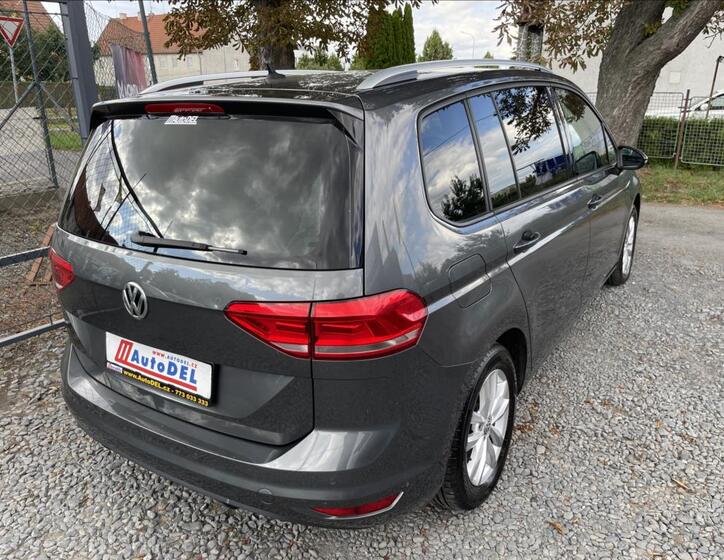Volkswagen Touran 8