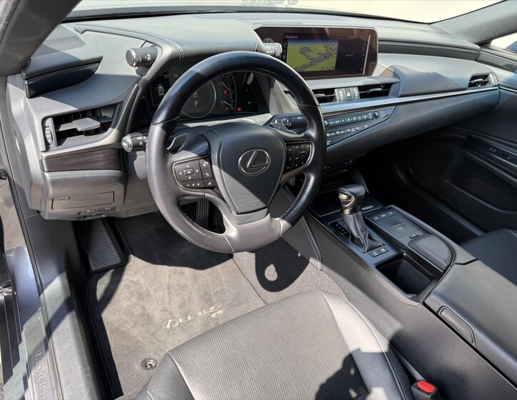 Lexus ES 300h Sedan / Limuzína 2,5 l 131 kw