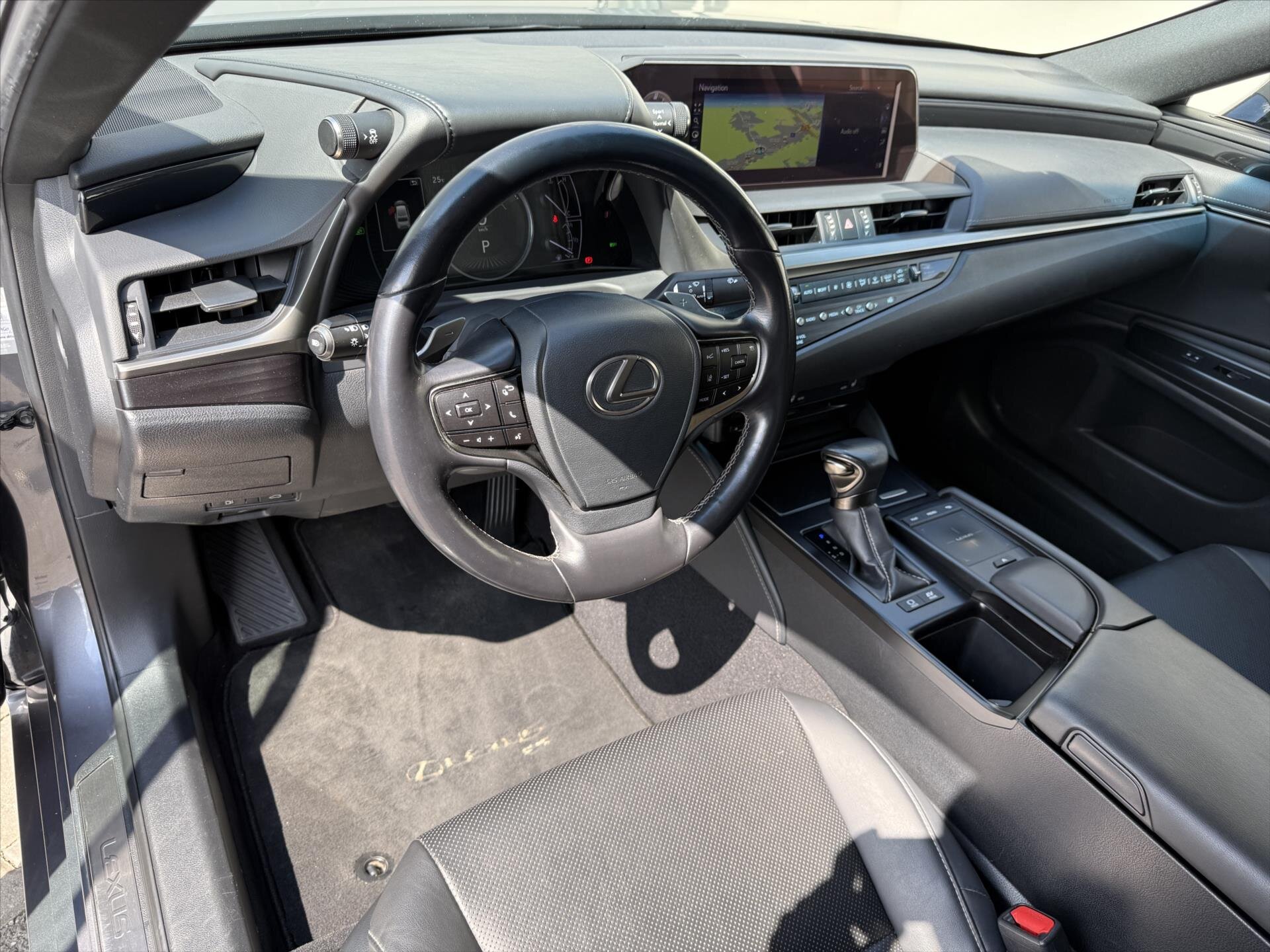 Lexus ES 300h Sedan / Limuzína 2,5 l 131 kw