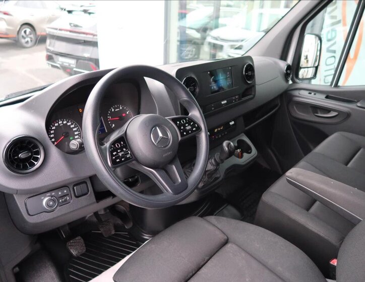 Mercedes-Benz Sprinter 9