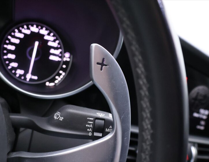 Alfa Romeo Giulia Sedan / Limuzína 2,1 l 110 kw