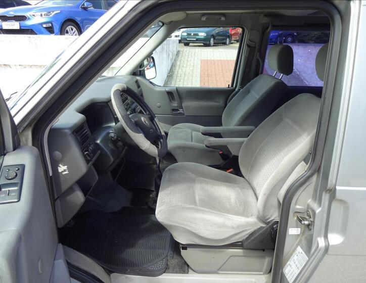 Volkswagen Caravelle 32