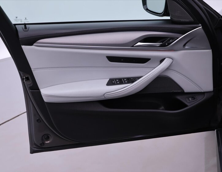 BMW M5 Sedan / Limuzína 4,4 l 441 kw