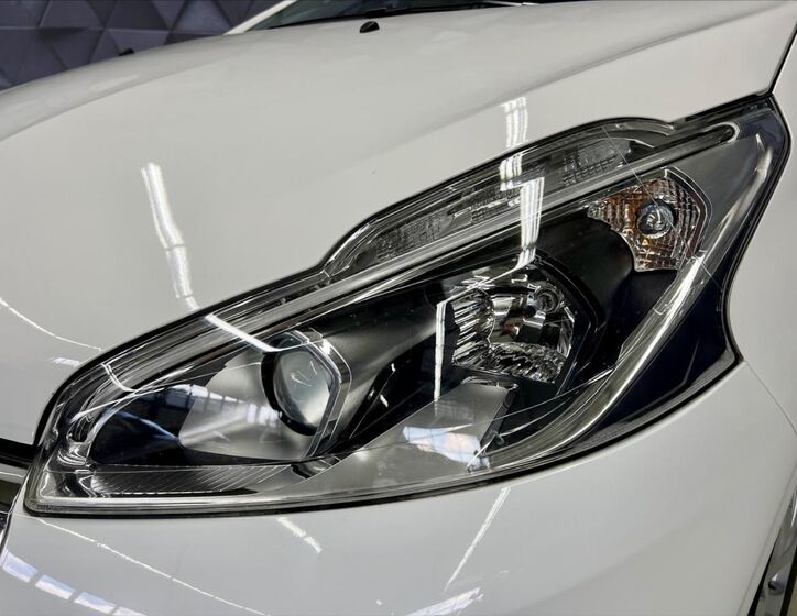 Peugeot 208 8