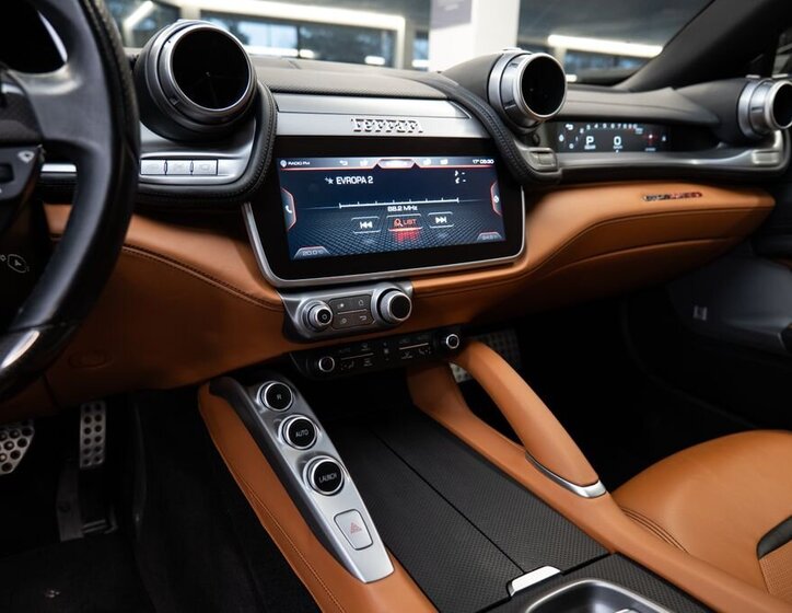 Ferrari GTC4 Lusso Kupé 6,3 l 507 kw