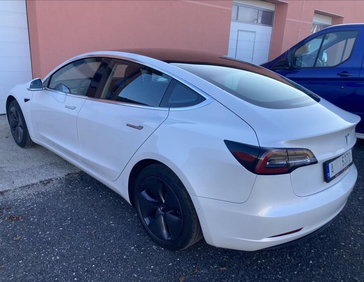 Tesla Model 3 Sedan 0,0 208 kw