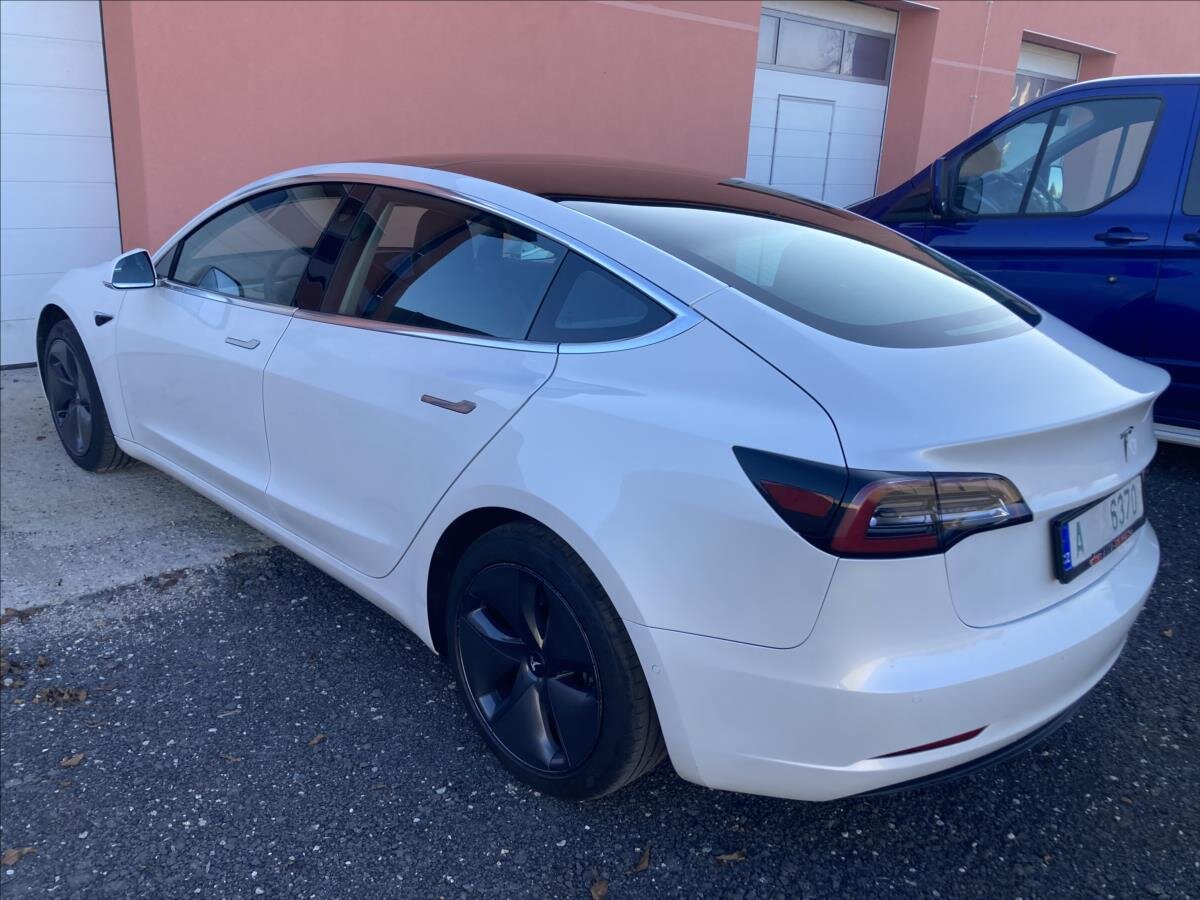 Tesla Model 3 Sedan 0,0 208 kw