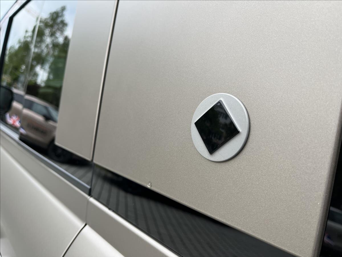 Land Rover Defender SUV 4,4 l 467 kw