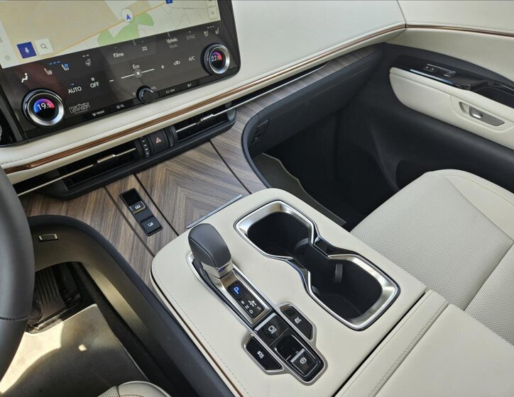 Lexus LM 350h VAN / Minibus 2,5 l 140 kw