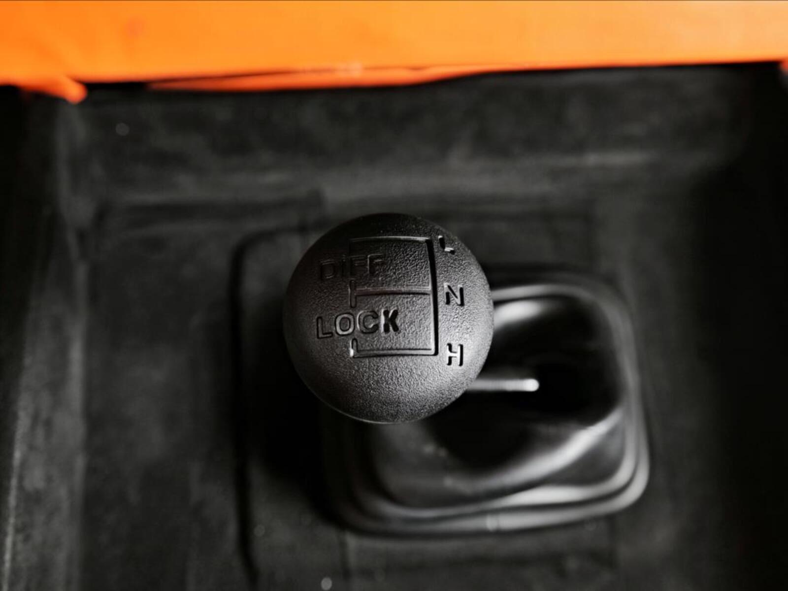 Land Rover Defender 24