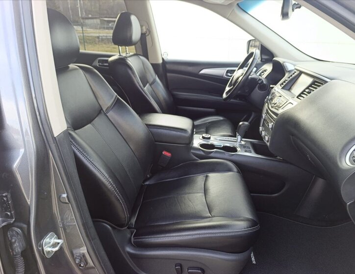 Nissan Pathfinder SUV 3,5 l 212 kw