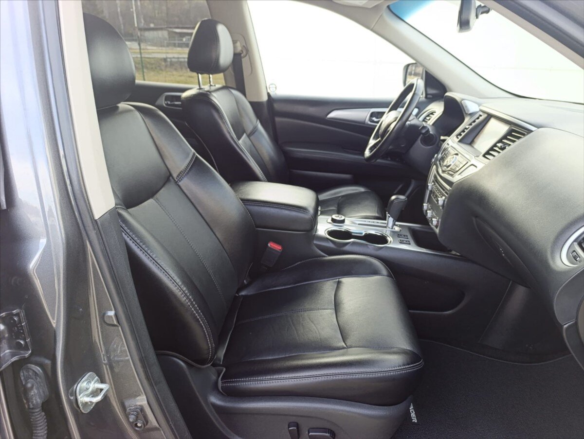 Nissan Pathfinder SUV 3,5 l 212 kw