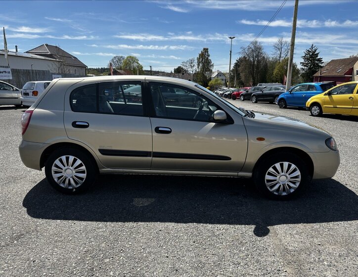 Nissan Almera Hatchback 1,5 l 72 kw