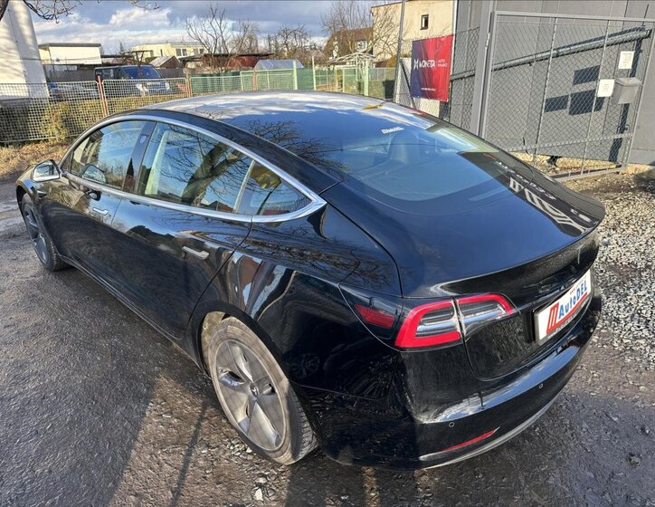 Tesla Model 3 Sedan / Limuzína 0,0 239 kw